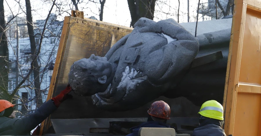 Пам’ятник Ватутіну в Києві демонтували та перенесуть до Музею авіації