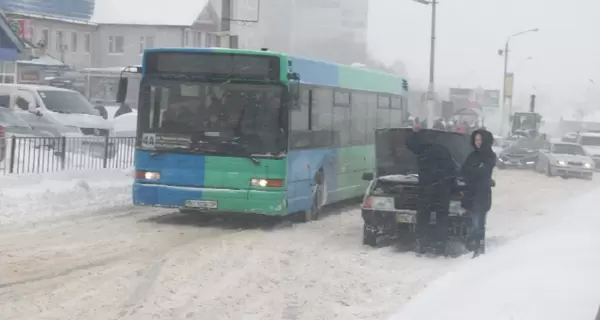 Северный циклон несет в Украину сильный ветер и снегопады: погода на 25 января