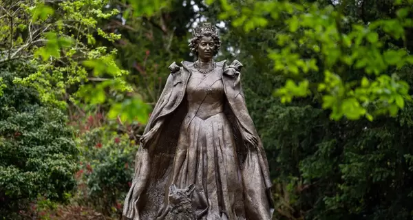В Великобритании открыли первый памятник покойной королеве Елизавете II 