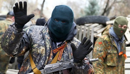 Вооруженные зеленые человечки захватили милицию в Славянске 