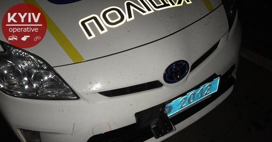 В Киеве пьяная компания напала на полицейских