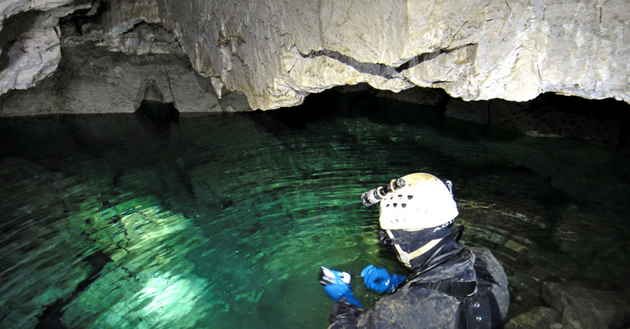 Дизайнер из Луцка нашел самое большое подземное озеро в Украине