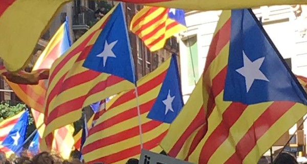 На улицы Барселоны вышли тысячи митингующих – требуют референдума