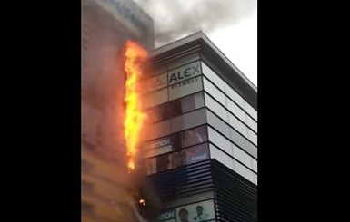В Москве эвакуируют три вокзала, четыре торговых центра, а в одном из них пожар 