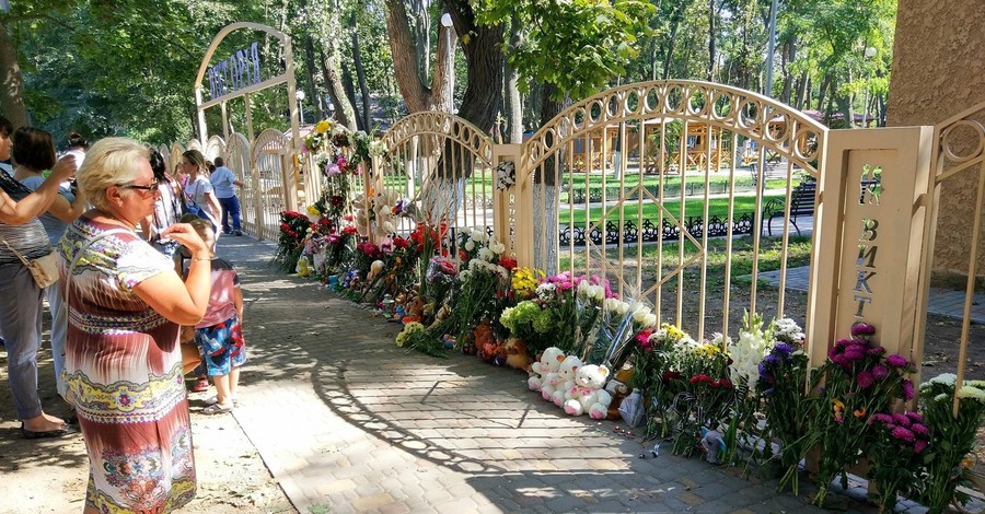 К сгоревшему лагерю в Одессе несут детские игрушки и цветы