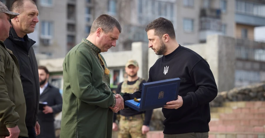 Зеленский приехал в Ахтырку в годовщину ее обороны, чтобы вручить награду города-героя