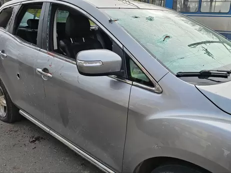 В Херсоне россияне обстреляли такси - водитель погиб, пассажиры ранены 