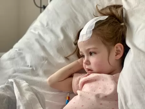 Львівські нейрохірурги врятували дівчинку з Ірландії, видаливши частину мозку