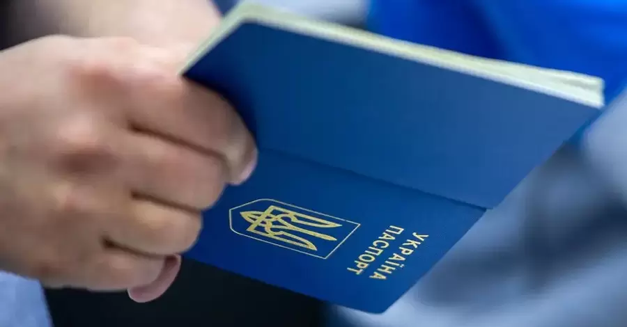 В Германии уточнят возможность получить вместо просроченного украинского паспорта местные документы